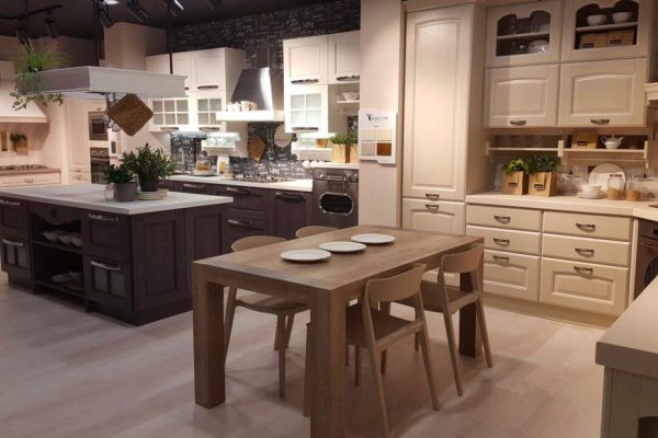Cucina classica con isola e tavolo esposta da Raiti Arredamenti