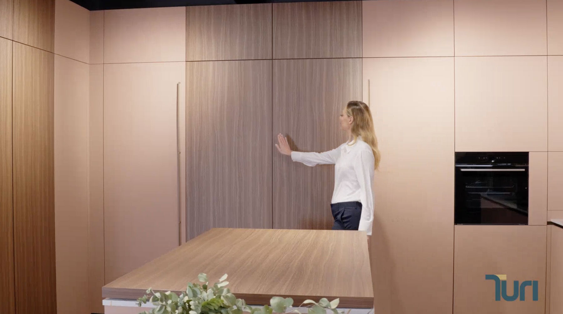 Cucina moderna Nevada Turi, protagonista del video dedicato a design, funzionalità e personalizzazione.